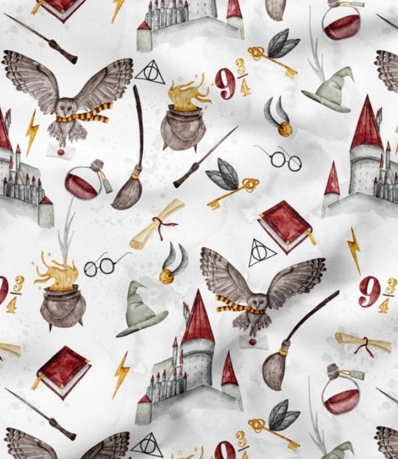 Puede incluir: Un fondo blanco con un patr&oacute;n repetido de ilustraciones de acuarela de objetos con tem&aacute;tica de Harry Potter. Los objetos incluyen un castillo, un b&uacute;ho, un caldero, gafas, un libro, una varita, una llave, un sombrero, un rollo y el n&uacute;mero 9 3/4.