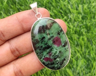 Ciondolo ovale in rubino e zoisite: collana con pietre preziose placcate in argento 925