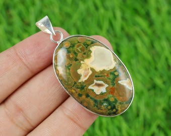 Colgante de jaspe de la selva tropical hecho a mano, joyería de latón bañada en plata