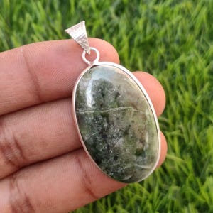 Naturlig rubin fuchsit cabochon: 925 silverpläterat hänge