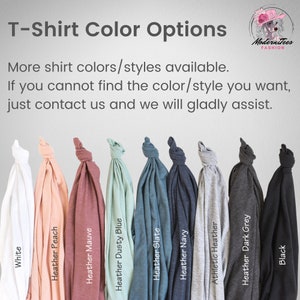 Puede incluir: Una selecci&oacute;n de colores de camisetas, incluyendo blanco, melocot&oacute;n, malva, azul polvoriento, pizarra, azul marino, gris jaspeado y negro. El texto "T-Shirt Color Options" est&aacute; en la parte superior de la imagen. El texto "Modernitees FASHION" est&aacute; en la parte superior derecha de la imagen. El texto "M&aacute;s colores/estilos de camisas disponibles. Si no encuentras el color/estilo que deseas, cont&aacute;ctanos y con gusto te ayudaremos." est&aacute; en la parte inferior de la imagen.