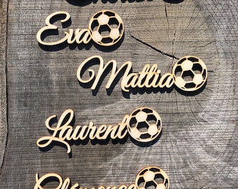 Tarjetas de lugar de fútbol, pelota, playa, nombres cortados con láser, arena, etiquetas de nombre, fiesta, decoración, decoración de mesa de boda en el océano, campo de fútbol