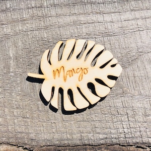 Segnaposto inciso con monstera, fiori, celebrazione, specchio, incisione, festa, festa delle donne, festa nuziale, evento, decorazione, vaso di fiori, pianta, foglie