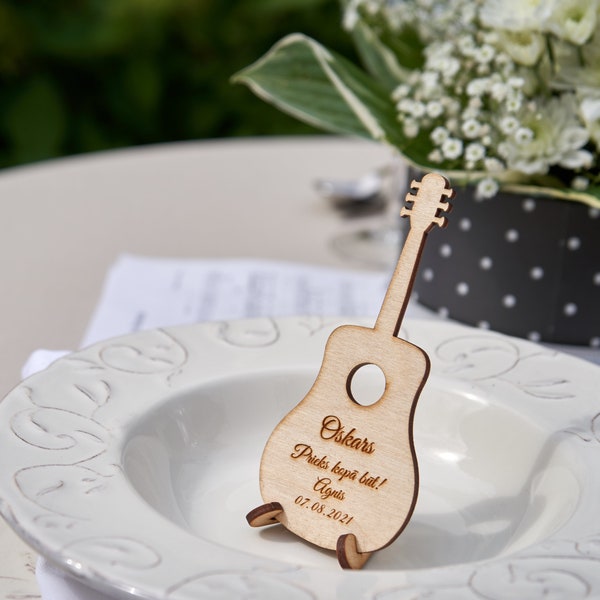 Guitar place cards, custom place cards, engraved guitar place cards,gift,party, celebration,engraving,music,song,band decoration,la chitarra