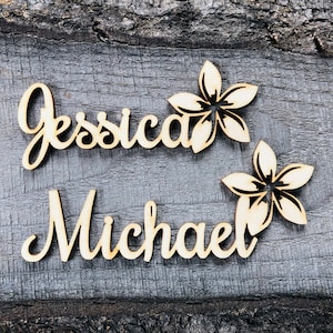 Marque-places avec fleur de tiaré Marques-places pour mariage, Prénoms personnalisés découpés au laser, Prénoms en bois découpés au laser, Plaques nominatives, Fête, Décoration, Cadeau, Enseignes
