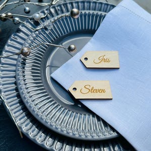 Nomi incisi all'interno di etichette regalo, segnaposto, cartellini con nome, segnaposto incisi, festa, etichetta regalo, regalo. etichetta, biglietto da visita, inciso