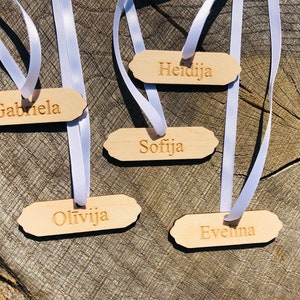 Nombres grabados dentro de la etiqueta de regalo, tarjetas de lugar, carteles con nombres, tarjetas de lugar grabadas, fiesta, etiqueta de regalo, regalo. etiqueta, tarjeta de presentación, grabado, pines de palabras