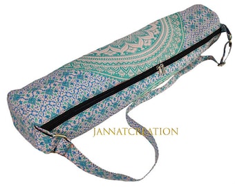 Puede incluir: Una bolsa larga para esterilla de yoga con un diseño de mandala en color turquesa y blanco. La bolsa tiene una cremallera negra y una correa ajustable para el hombro a juego. La bolsa está estampada con diseños florales azules y turquesas. El texto "JANNATCREATION" está impreso en la bolsa.