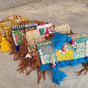 Bolsos de mano indios hechos a mano con parches florales, estilo banjara, bordados con pelos de colores y pompones para mujer, bolso de mano bohemio, monedero bohemio
