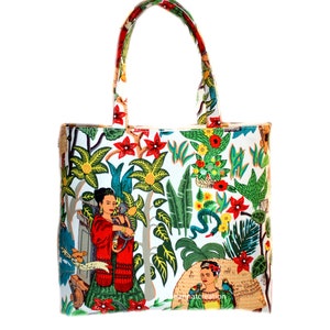Könnte beinhalten: Weiße Tragetasche mit einem farbenfrohen Dschungel-Themen-Druck mit Frauen, Blumen und Blättern. Die Tasche hat eine rechteckige Form mit einem passenden gemusterten Griff. Das Design umfasst rote, grüne, gelbe und blaue Elemente.