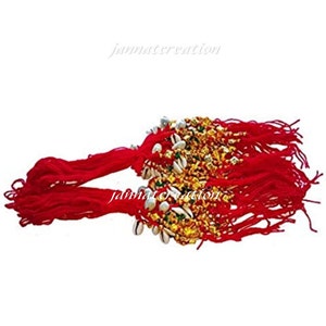 以下が含まれることがあります： 小さな白い貝殻と金色のビーズで飾られた、2本の赤い糸。画像には、筆記体で「jannatcreation」というテキストが表示されています。