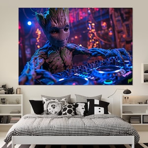 Puede incluir: Una impresión de arte digital con un personaje ficticio, Groot, de la franquicia de películas Guardianes de la Galaxia, tocando un mezclador de DJ. El personaje es verde y marrón, con una cabeza grande y una expresión seria. El fondo es azul oscuro y morado, con luces y otros objetos en el fondo.