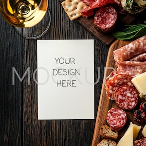 Mockup de Taça de Vinho e Tábua de Frios | Mesa Rústica | Convite 5x7 | Compatível com Canva e Photoshop | Download Instantâneo | Mockup