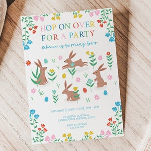 K&ouml;nnte beinhalten: Eine wei&szlig;e Einladung mit einem bunten floralen Rand. Der Text lautet "Hop on Over for a Party" und "Rebecca wird vier Jahre alt". Es gibt vier braune Hasen mit blauen, gelben und rosa Ostereiern, die &uuml;ber das Bild verteilt sind. Die Einladung enth&auml;lt das Datum, die Uhrzeit und die Adresse f&uuml;r die Party. Sie enth&auml;lt auch eine RSVP-Nummer.
