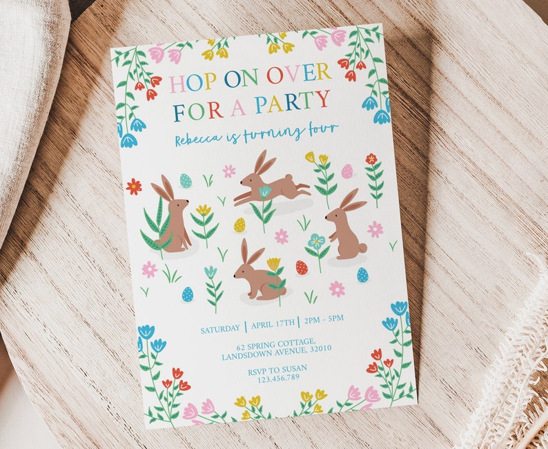 K&ouml;nnte beinhalten: Eine wei&szlig;e Einladung mit einem bunten floralen Rand. Der Text lautet "Hop on Over for a Party" und "Rebecca wird vier Jahre alt". Es gibt vier braune Hasen mit blauen, gelben und rosa Ostereiern, die &uuml;ber das Bild verteilt sind. Die Einladung enth&auml;lt das Datum, die Uhrzeit und die Adresse f&uuml;r die Party. Sie enth&auml;lt auch eine RSVP-Nummer.
