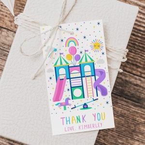 Op de afbeelding: Een kleurrijk bedankkaartje met een cartoonillustratie van een speeltuin met een glijbaan, een wip, een klimrek en een eenhoorn. De tekst "THANK YOU" en "LOVE, KIMBERLEY" staat op het kaartje gedrukt.