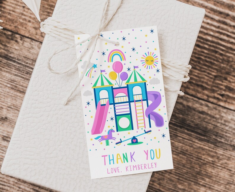 Op de afbeelding: Een kleurrijk bedankkaartje met een cartoonillustratie van een speeltuin met een glijbaan, een wip, een klimrek en een eenhoorn. De tekst "THANK YOU" en "LOVE, KIMBERLEY" staat op het kaartje gedrukt.