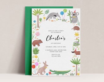 Può includere: Un invito colorato a tema giungla per il 6° compleanno di Charlie. L'invito presenta una varietà di animali, tra cui un koala, un serpente, un canguro e un coccodrillo. Il testo sull'invito recita "Unisciti a noi per una festa per celebrare il 6° compleanno di Charlie. Sabato 15 aprile alle 14:00. 4 Outback Lane, Nature Park, Sydney NSW 2000. RSVP a Sue 123.456.7890."