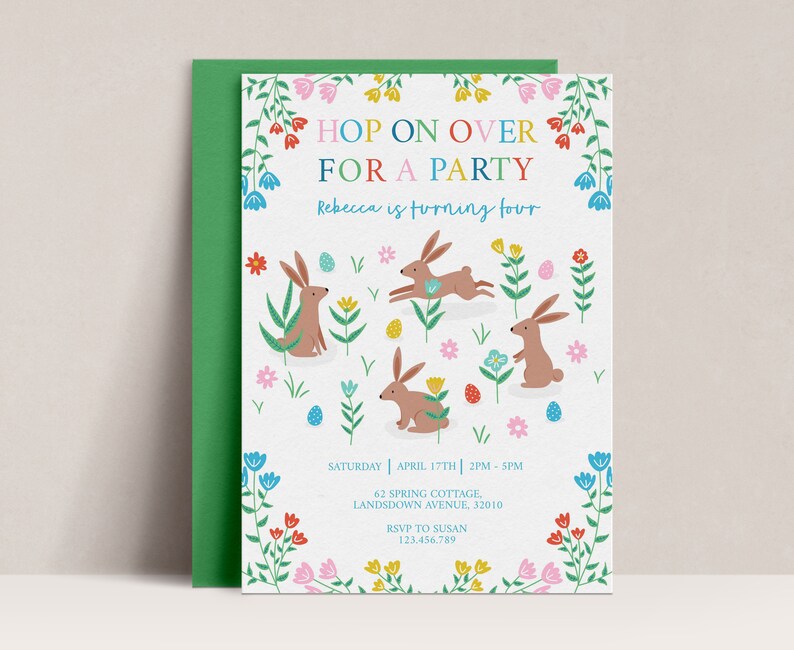 K&ouml;nnte beinhalten: Eine wei&szlig;e Einladung mit gr&uuml;nem Rand. Die Einladung zeigt ein farbenfrohes Blumenmuster mit Hasen und Eiern. Der Text lautet "Hop on Over for a Party" und "Rebecca is turning four". Die Einladung enth&auml;lt auch das Datum, die Uhrzeit und den Ort der Party sowie eine RSVP-Nummer.