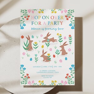 K&ouml;nnte beinhalten: Eine farbenfrohe Einladung zu einer Geburtstagsfeier mit floralem Rand und Hasen. Der Text lautet "Hop on over for a party, Rebecca is turning four. Saturday, April 17th, 2PM-5PM, 62 Spring Cottage, Landsdown Avenue, 32010, RSVP to Susan, 123.456.789."