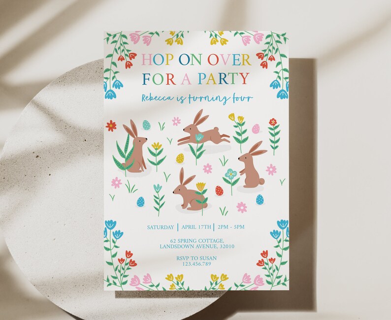 K&ouml;nnte beinhalten: Eine farbenfrohe Einladung zu einer Geburtstagsfeier mit floralem Rand und Hasen. Der Text lautet "Hop on over for a party, Rebecca is turning four. Saturday, April 17th, 2PM-5PM, 62 Spring Cottage, Landsdown Avenue, 32010, RSVP to Susan, 123.456.789."