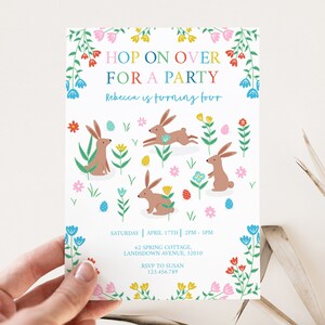 K&ouml;nnte beinhalten: Eine farbenfrohe Einladung mit einem floralen Rand und Hasen, die auf einer Blumenwiese h&uuml;pfen. Der Text lautet "Hop on Over for a Party" und "Rebecca is turning four".