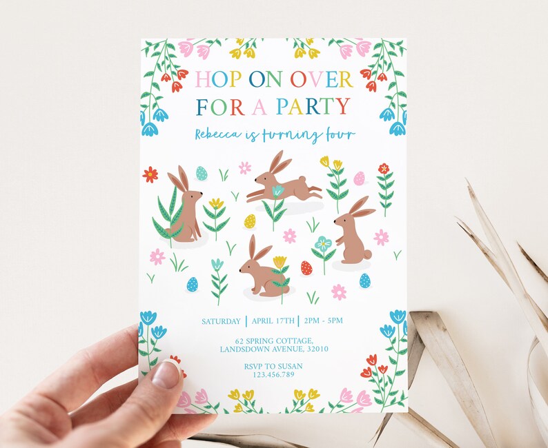 K&ouml;nnte beinhalten: Eine farbenfrohe Einladung mit einem floralen Rand und Hasen, die auf einer Blumenwiese h&uuml;pfen. Der Text lautet "Hop on Over for a Party" und "Rebecca is turning four".
