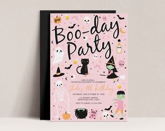Puede incluir: Una invitación a una fiesta de Halloween rosa con ilustraciones en blanco y negro de un fantasma, un gato, una bruja, un esqueleto, una calabaza, un caldero y un monstruo. El texto dice "Boo-day Party" e incluye detalles para la fiesta de cumpleaños número 6 de Chloe.