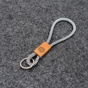 Personalisierbarer Schlüsselanhänger, Lanyard, auf Wunsch mit individueller Gravur, tolles Geschenk, Hand Made for YOU&FRIENDS 1. Seite Inklusive