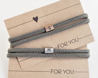 Letterarmband, partnerarmband, cadeauarmband voor hem en haar met letter in 2 lintkleuren, handgemaakt voor YOU&FRIENDS