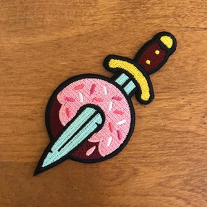 One Bad Penny Goods Broderad lapp med DONUT SWORD - 7,5 cm