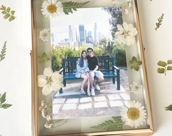 Marco de fotos con flores prensadas personalizado: regalo fotográfico personalizado