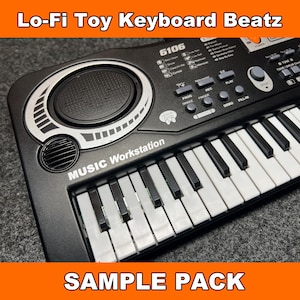 Könnte beinhalten: Ein schwarzes Spielzeug-Keyboard mit weißen und schwarzen Tasten, einem runden Lautsprecher, Steuertasten sowie dem aufgedruckten Text "6106" und "MUSIC Workstation". Die oberen und unteren Ränder enthalten den Text "Lo-Fi Toy Keyboard Beatz" und "SAMPLE PACK".
