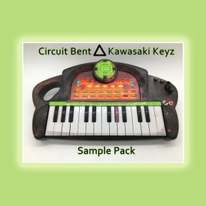 Könnte beinhalten: Ein Circuit Bent Kawasaki Keyz Keyboard mit einem schwarzen und braunen Gehäuse, grünen Akzenten und weißen Tasten. Das Keyboard hat ein Sample Pack-Etikett und den Text "Circuit Bent Kawasaki Keyz".