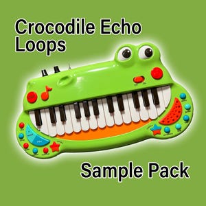Könnte beinhalten: Ein hellgrünes, krokodilförmiges elektronisches Spielzeug-Keyboard mit schwarzen und weißen Tasten, verschiedenen bunten Knöpfen, einem roten Musiknotensymbol und dem Text Crocodile Echo Loops Sample Pack auf dem Bild.