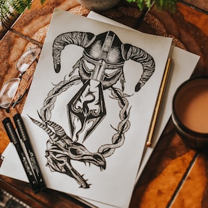 Könnte beinhalten: Schwarz-weiß-Tintenzeichnung eines Drachenschädels mit Hörnern, einem Helm und einem Drachenflügel-Symbol. Die Zeichnung befindet sich auf einem weißen Blatt Papier.