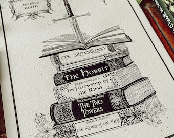 Impression d'illustrations de pile de livres dessinés à la main inspiré de Tolkien // Lotr // Le Hobbit