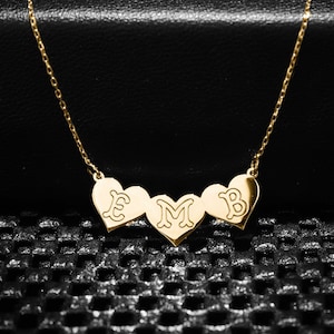 Colares com coração, pingente inicial Hesrt, presente personalizado para a família, colar de coração lateral, pingente inicial Cecace de 3 letras, ouro minimalista