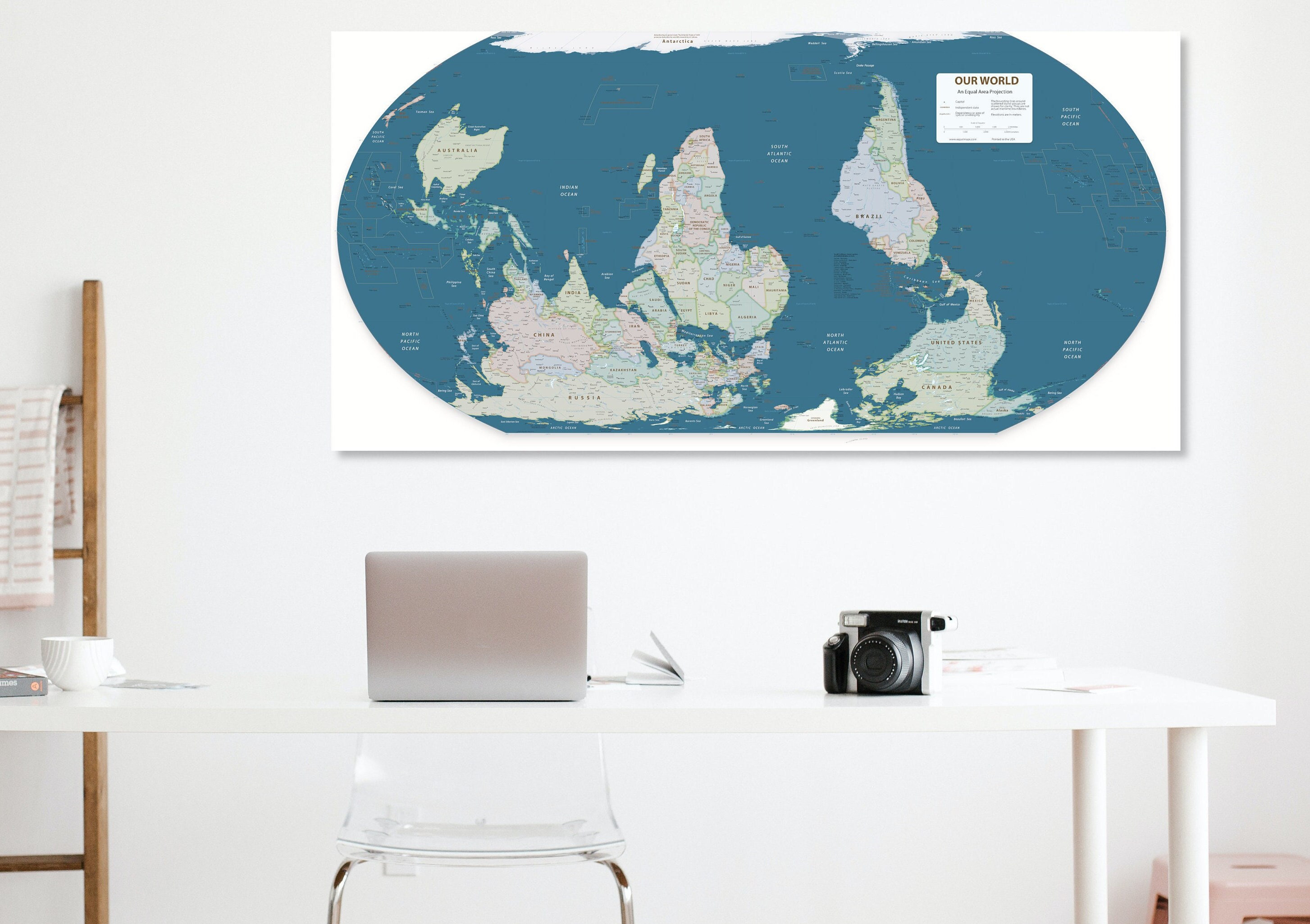ロンドン『スタンフォーズ』にて購入【南半球が上】世界地図