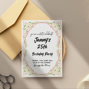 K&ouml;nnte beinhalten: Eine Geburtstagseinladung mit floralem Rand und Text. Die Einladung lautet "Jennys 25. Geburtstagsparty" mit Datums- und Zeitangaben. Ein Umschlag und eine Schere sind ebenfalls sichtbar.
