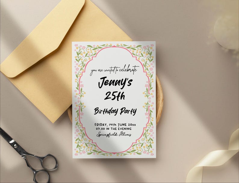 K&ouml;nnte beinhalten: Eine Geburtstagseinladung mit floralem Rand und Text. Die Einladung lautet "Jennys 25. Geburtstagsparty" mit Datums- und Zeitangaben. Ein Umschlag und eine Schere sind ebenfalls sichtbar.