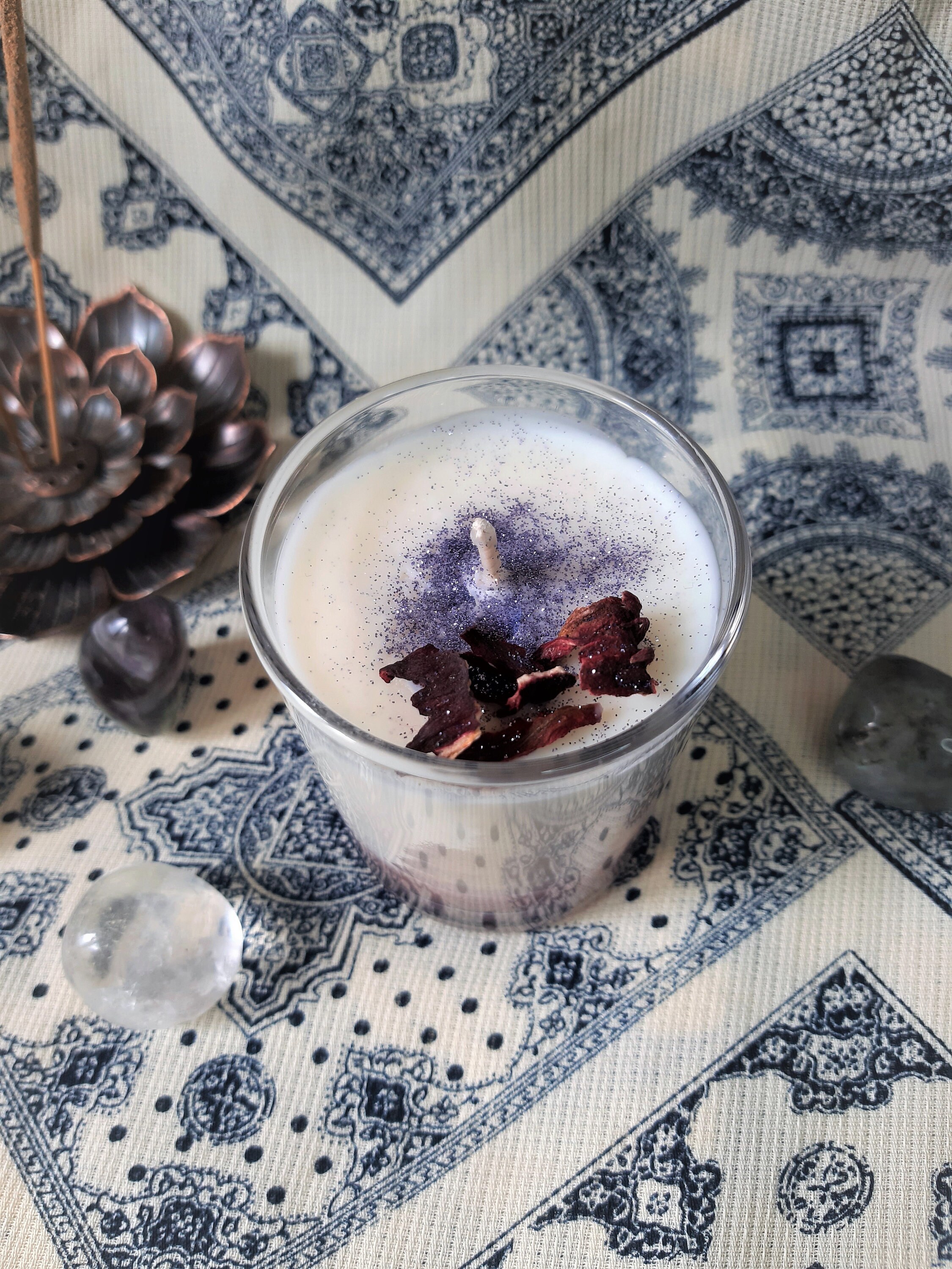 Bougie en Cire de Soja Bio Parfum Fleur Cerisier Paillette Violette Fleurs Séchées avec 1 Cristaux