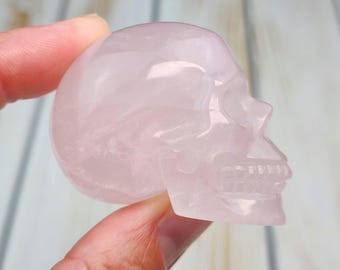 Calavera de cuarzo rosa A+ de 2" (87 g), cuarzo rosa natural sin tratar, calavera de cristal superrealista, cristal de cuarzo rosa rosa tallado de Brasil.
