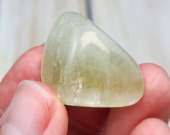 Cristal de apofilita verde A+ de 1,2 pulgadas (3 cm), 13 g, piedra de bolsillo de apofilita natural rara, ejemplar de piedra de palma de apofilita pulida y rodada procedente de la India