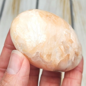 2,8" A+ stilbietpalmsteen 126 g, zeldzame natuurlijke onbehandelde stilbiet, getrommeld gepolijst perzik stilbietkristal uit India
