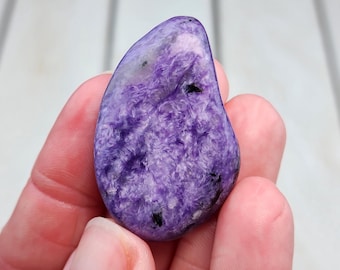 Charoite A+ da 1,9" (48 g), rara pietra di charoite naturale non trattata, cristallo di charoite viola cangiante lucidato e burattato proveniente dalla Russia.