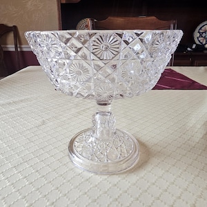 Magnífica compotera americana de cristal tallado en plomo, del período Brillian, con base y pequeños desconchones en el tallo.