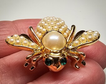 Broche de abeja vintage Joan Rivers - Tono dorado, perla sintética y diseño esmeralda sintética