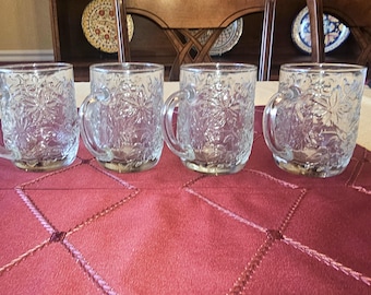 Juego de cuatro tazas de vidrio vintage de los años 80 de Princess House, modelo "Fantasia", con grabado de la flor de Pointsettia.