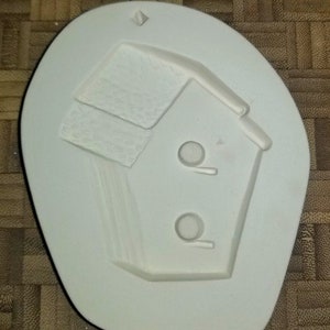 Puede incluir: Molde de silicona blanco con forma de casa de pájaros con dos agujeros redondos para los ojos.